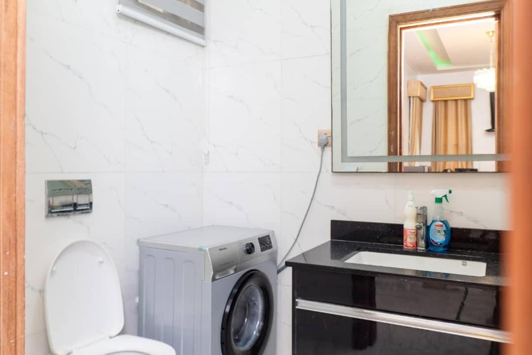 Urban Retreat Luxury Shortlet Apartment Lekki Ajah Lagos With Pool And Gym Exterior photo
